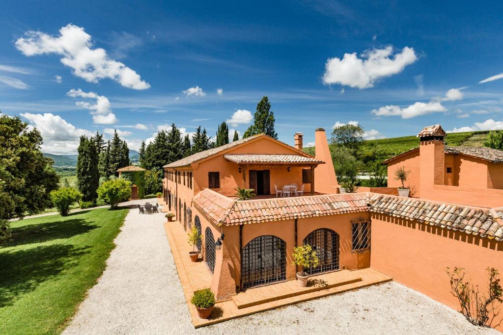 - une vue sur l'extérieur d'une maison avec une cour dans l'établissement Villa Uliveto, à Staffolo