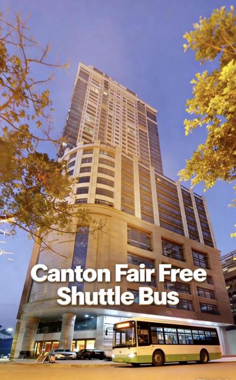 un autobus è parcheggiato davanti a un edificio di 广州御江苑维福顿公寓-免费广交位接驳巴士 a Canton