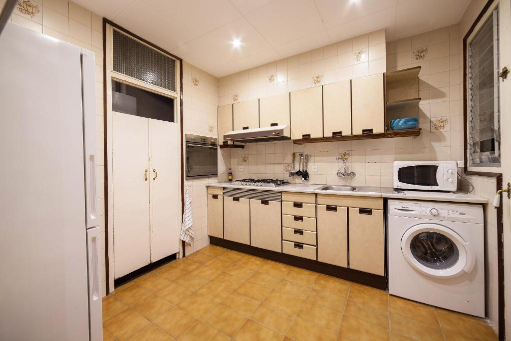 Kuchyň nebo kuchyňský kout v ubytování Bed in Girona