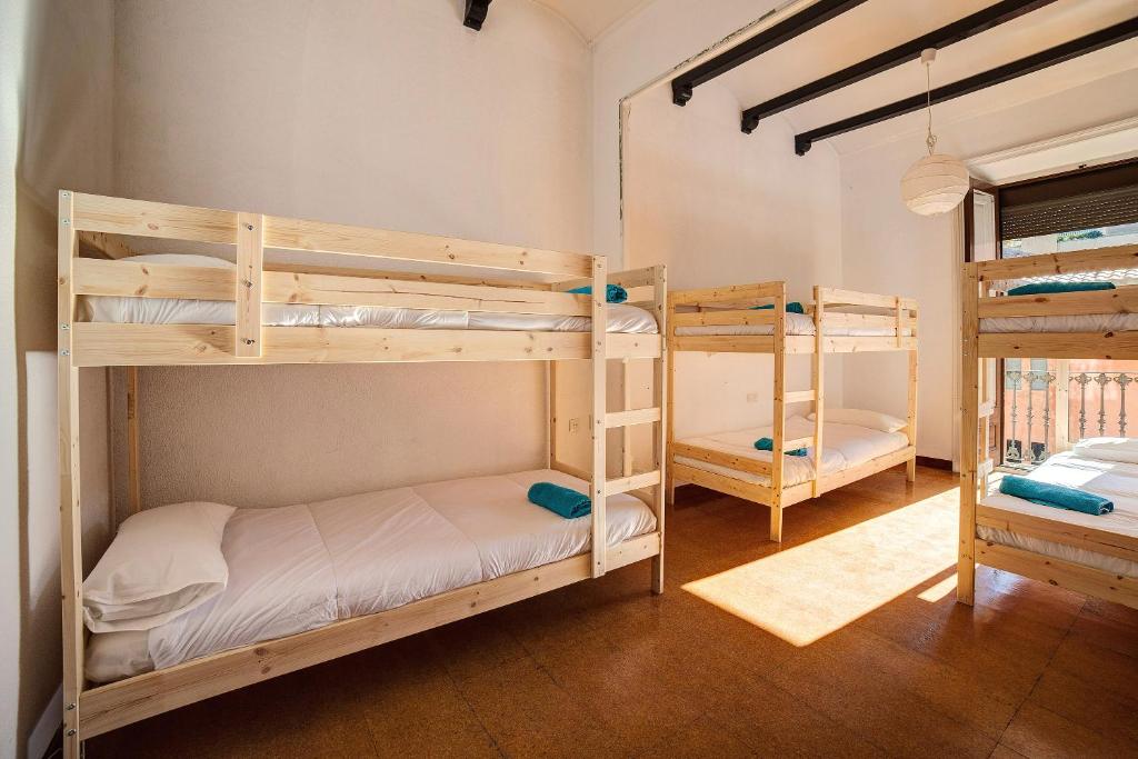 Bed in Girona - Bed In 6-Bed Mixed Dormitory Room