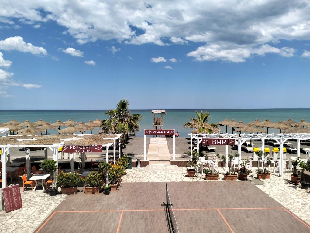 a volleyball court on a beach with the ocean at Beach Club Ippocampo in Ippocampo