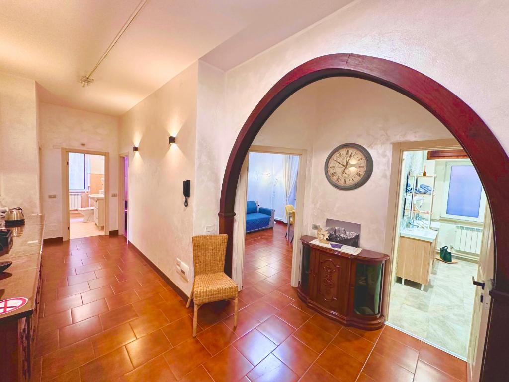 an archway in a living room with a clock on the wall at Suite sogni di lago Lecco, Como in Malgrate