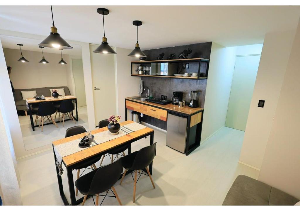 a kitchen and dining room with a table and chairs at Tulipán Azul Depa Renovado 2 Recámaras in Oaxaca City