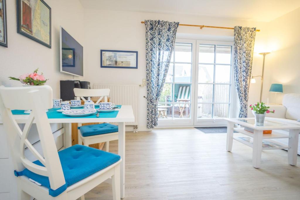 a kitchen and living room with a table and chairs at Am Austernstrand in List