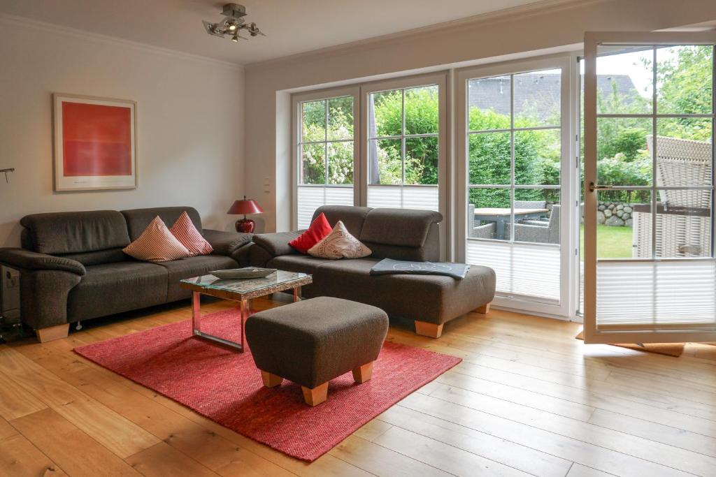 a living room with a couch and a table at Iikhoarn in List