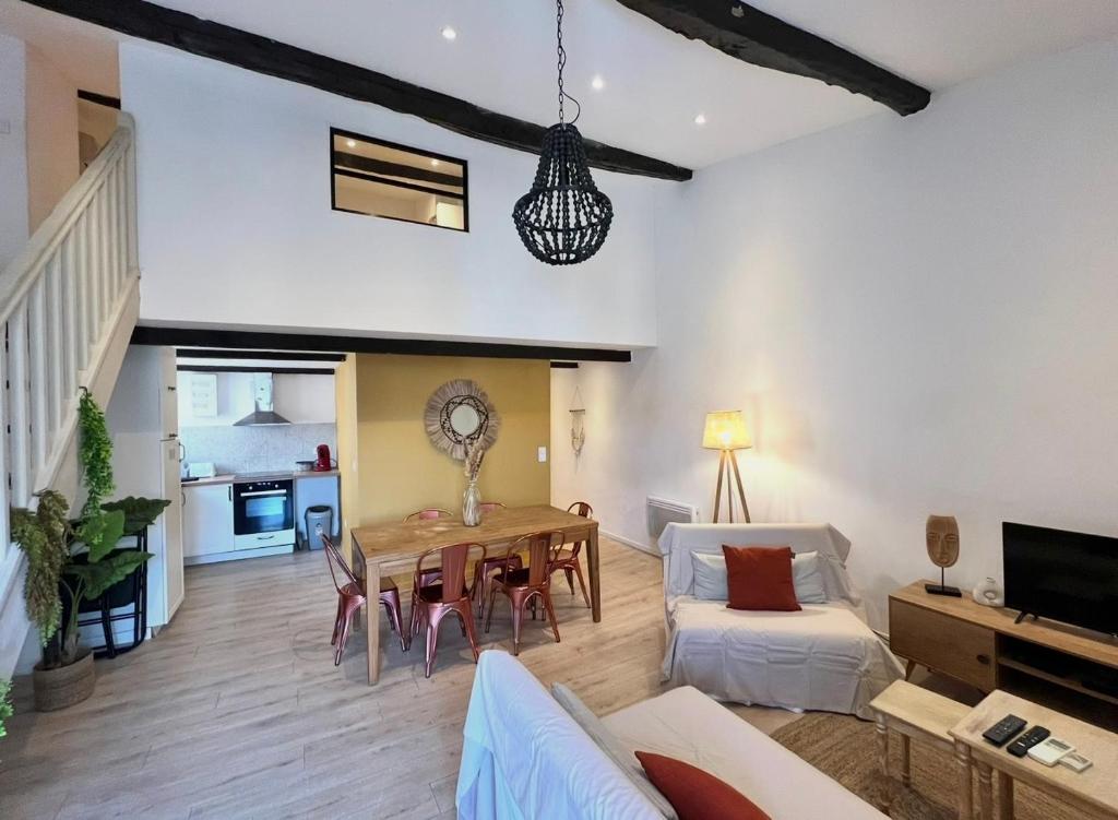 a living room with a table and a couch at T4 proche centre et stade de Rugby in Perpignan