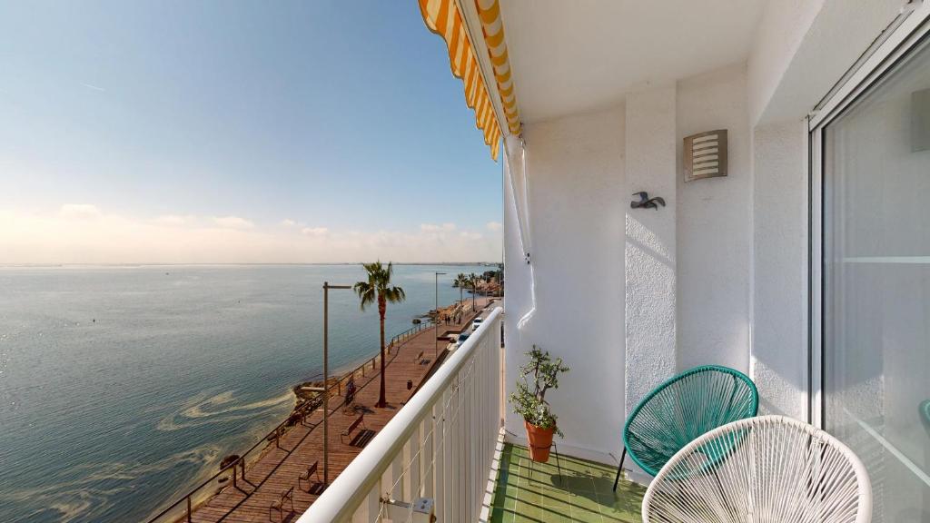 a balcony with a view of the ocean at Apto Mar Blau in L'Ampolla