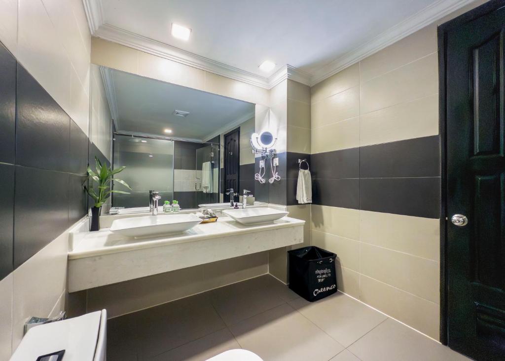Queenco Hotel & Casino - 