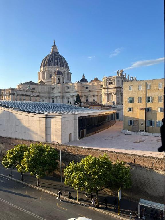 Wake Up to St Peter s - Spectacular Vatican View Apartment