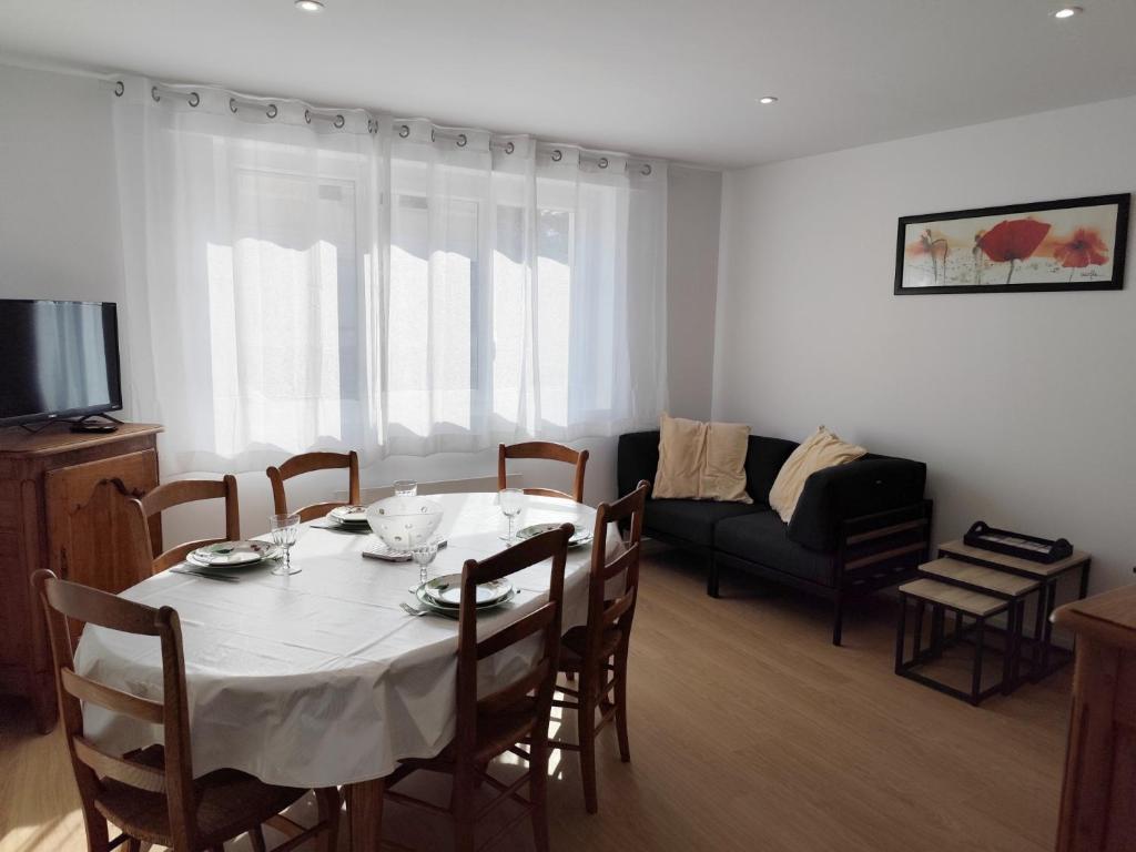 a living room with a table and a couch at Yvéro in Quend-Plage