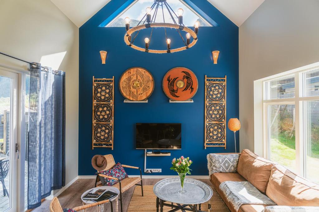 a living room with a blue wall at Frafjord Apartments Thor in Dirdal