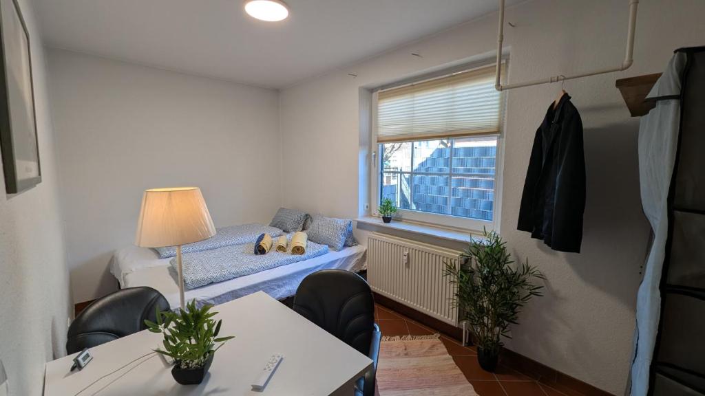 a small room with a bed and a window at Harmonie im Grünen - Charmantes Erdgeschoss Privatzimmer mit Gartenzugang in Wathlingen
