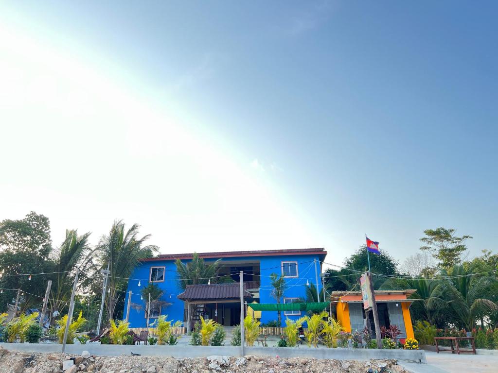 a blue house on the side of the road at Para Hostel Kohrong in Kaôh Rŭng (3)