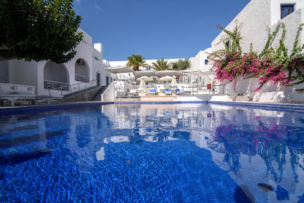 uma piscina com água azul num resort em RK Beach Hotel em Kamari