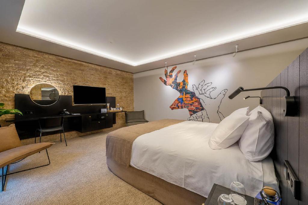 Postel nebo postele na pokoji v ubytování Artagonist Art Hotel