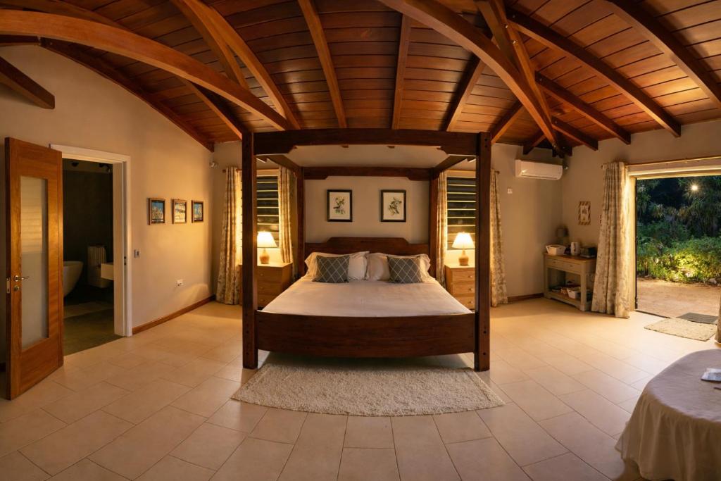 Cinnamon Room Four-Poster Bed, Freestanding Bath, Walk-In Shower & Infinity Pool