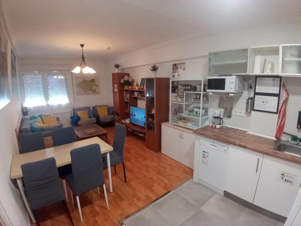 a kitchen and living room with a table and chairs at MERINDADES AMAZUL MILANO - Piso turístico - Medina de Pomar in Medina de Pomar