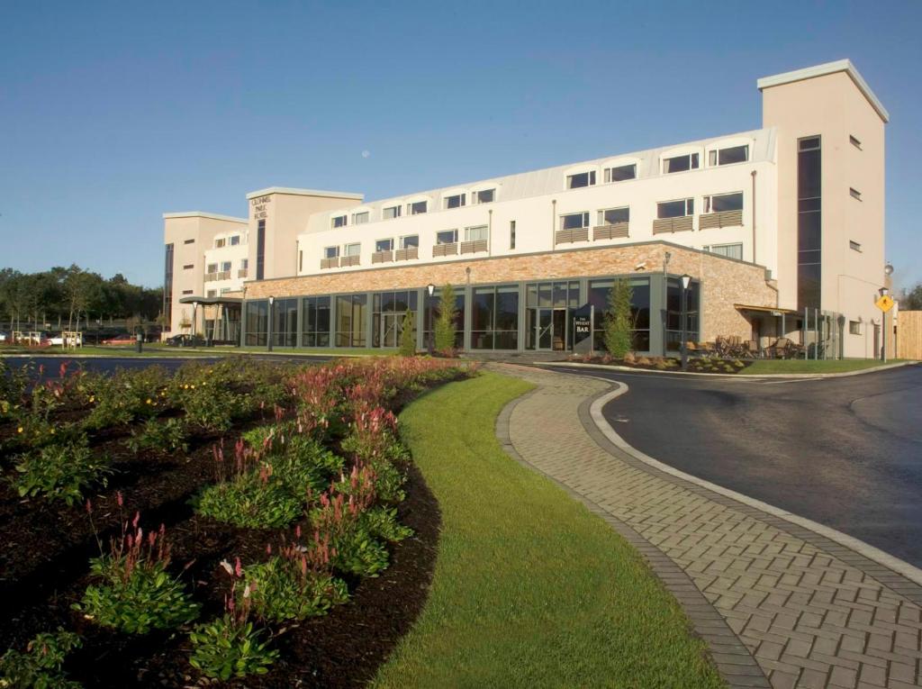 een gebouw met een loopbrug voor een gebouw bij Talbot Hotel Clonmel in Clonmel