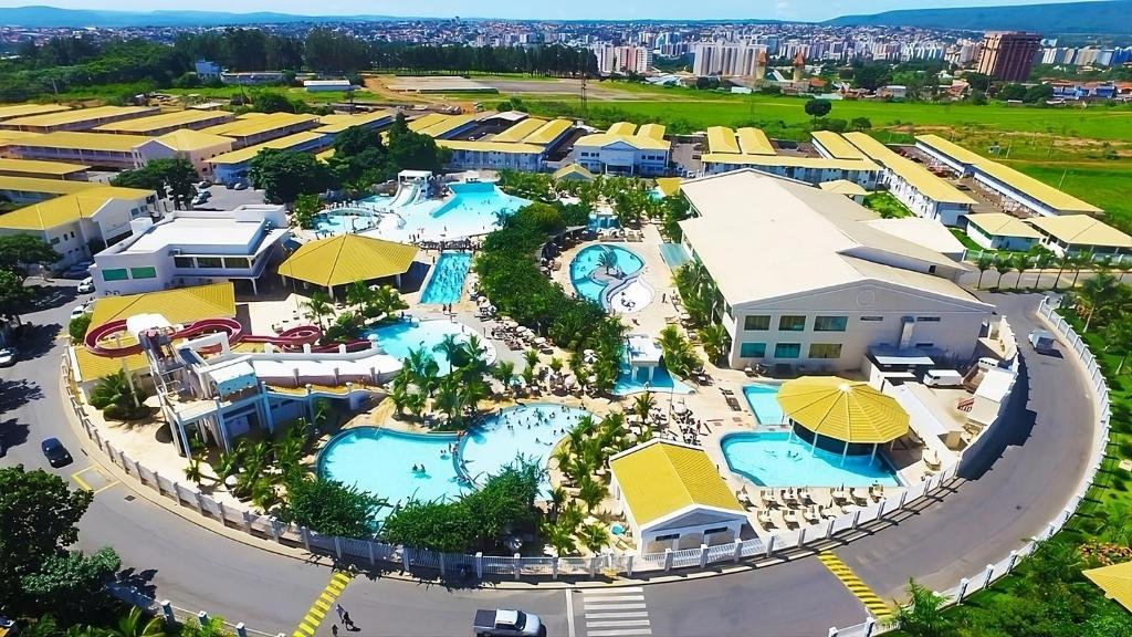 an aerial view of the pool at a resort at Lacqua Diroma 12345 Caldas Novas in Caldas Novas