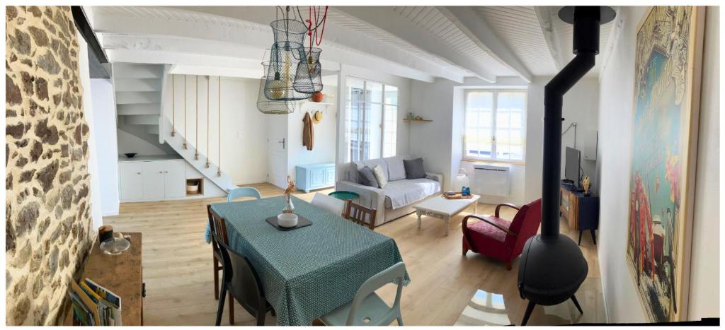a living room with a table and a couch at Superbe maison 85m2 - Plages à 2km - Jardin clos - Maison Kaerell in Billiers