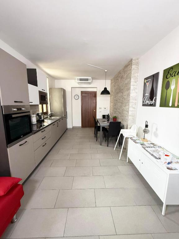 a kitchen and living room with a table and chairs at Residenza Frontemura in Montefalco