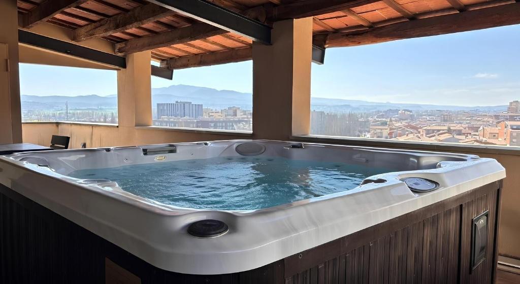 Les Clarisses Boutique Hotel - Jacuzzi privado en la habitación en Vic