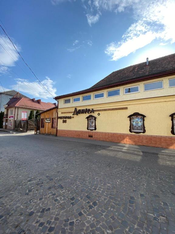ein Gebäude mit Graffiti am Straßenrand in der Unterkunft Готель Даніель in Mukatschewo