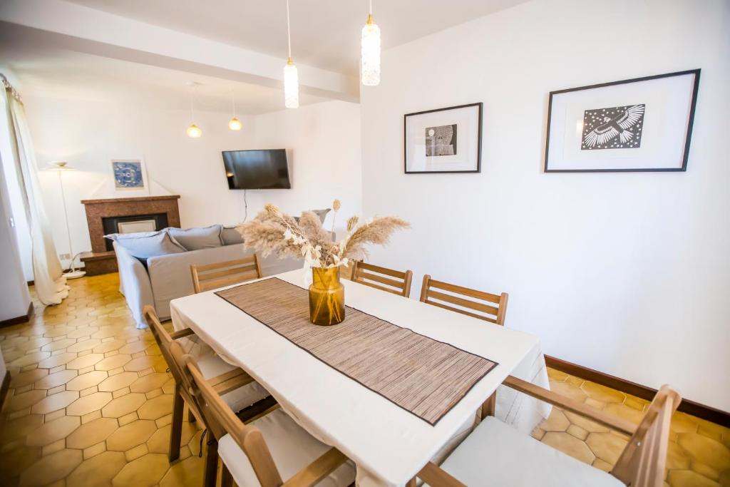 a dining room with a table and a couch at Casa Caramello in Faggeto Lario 