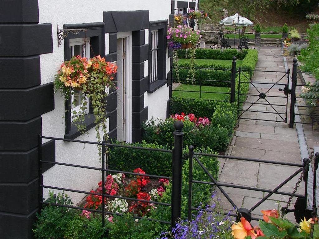 a garden with flowers on the side of a building at Sherrifs Lodge - Hw7730 in Llangadog
