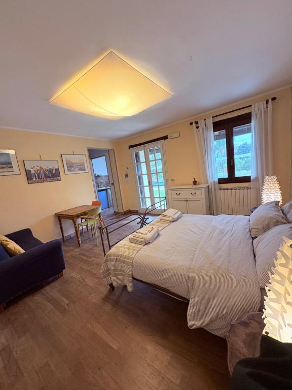 a bedroom with a large bed and a table at Villa Donna Sibilla in Merine