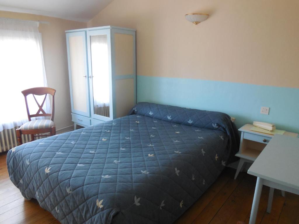Postel nebo postele na pokoji v ubytování Hôtel le Lion d'Or