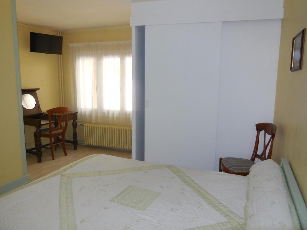 Postel nebo postele na pokoji v ubytování Hôtel le Lion d'Or