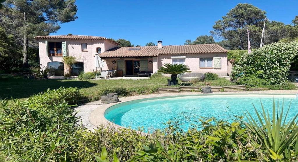 a house with a swimming pool in a yard at Villa au calme sans vis à vis in Fayence