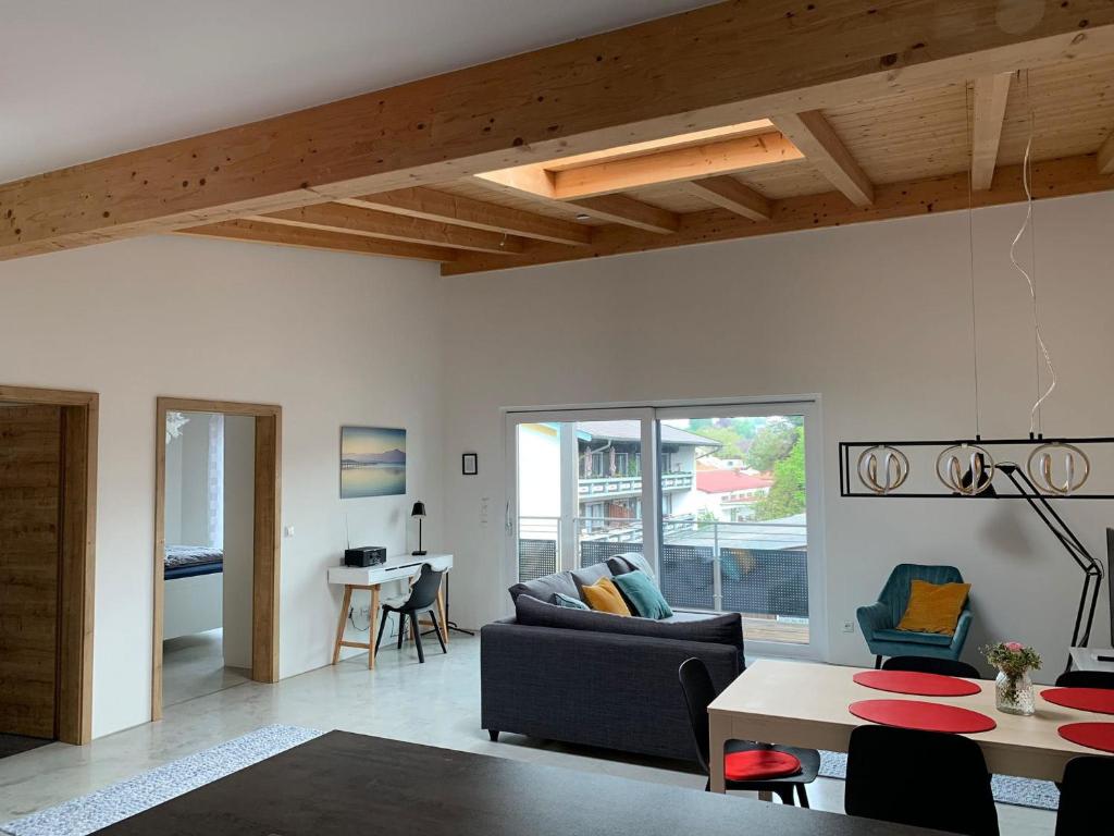 ein Wohnzimmer mit Sofa und Tisch in der Unterkunft Chiemgau Loft in Bad Endorf