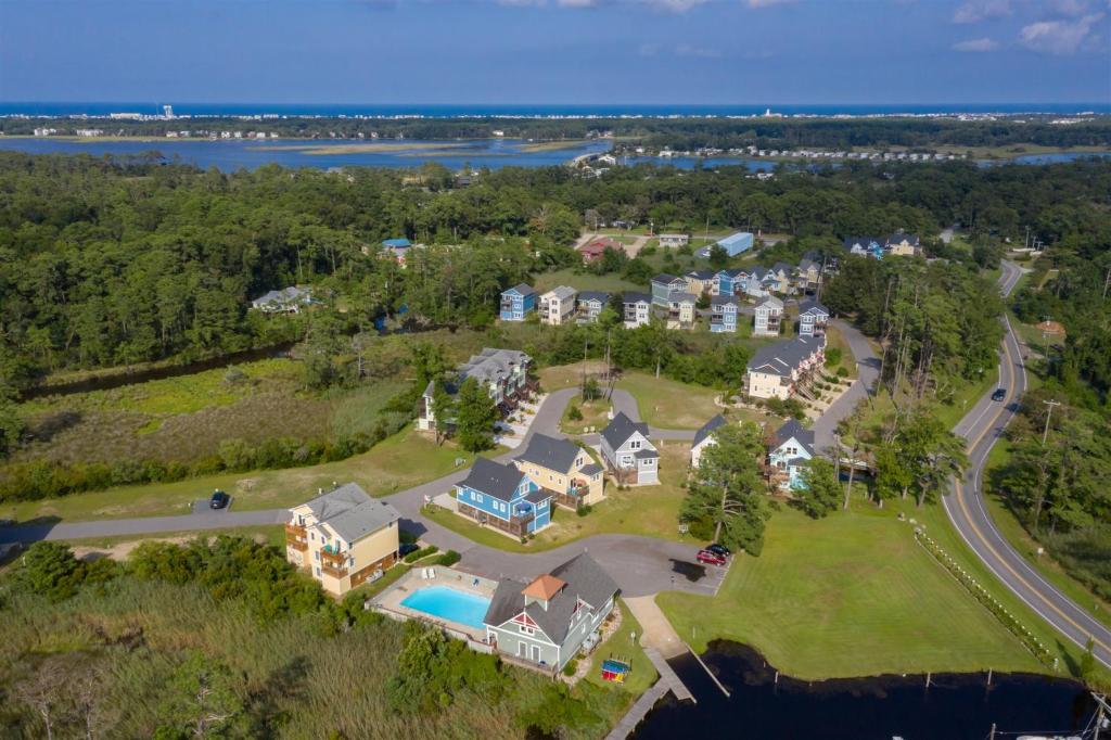 Luftaufnahme eines großen Anwesens mit einem Haus in der Unterkunft Sounds About Wright OBX in Kill Devil Hills