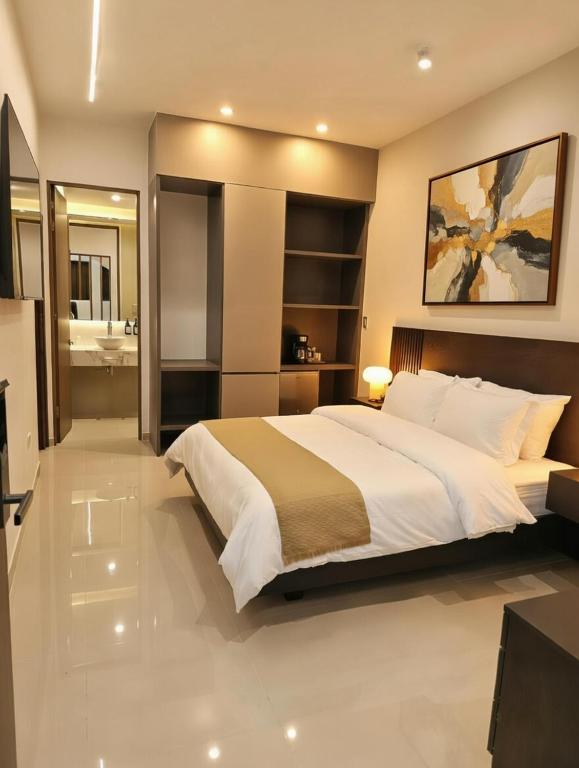 a large bedroom with a large bed and a bathroom at Hotel Murahno Collection in Cúcuta