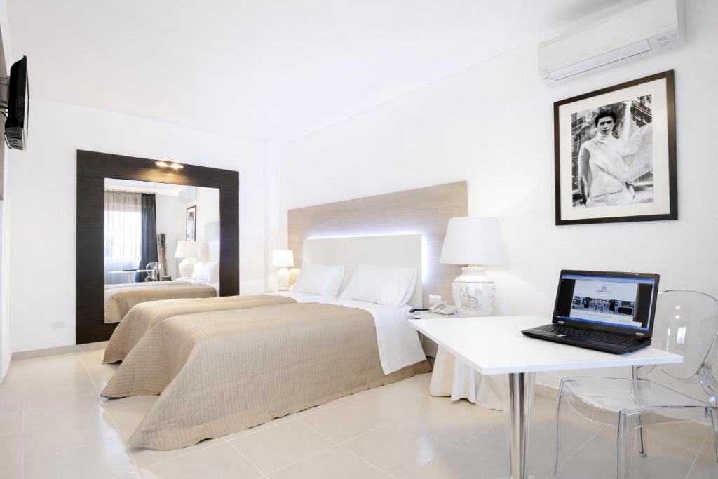 En eller flere senge i et værelse på Hotel La Corte