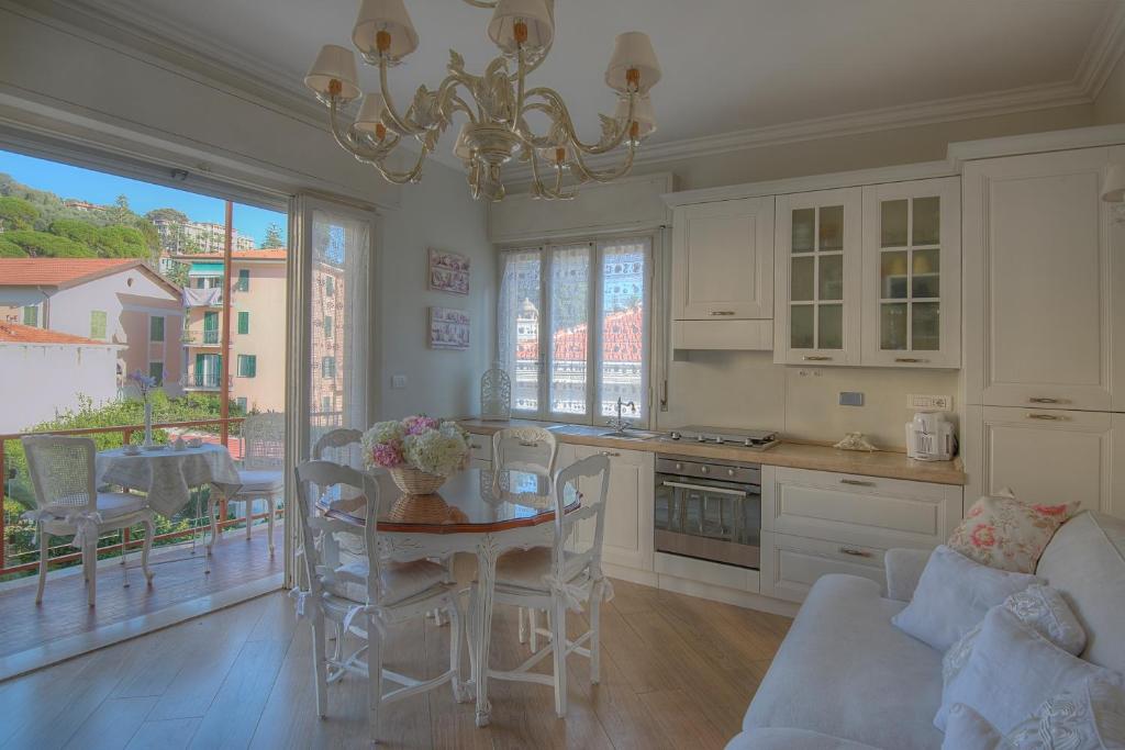 kuchnia ze stołem i jadalnią w obiekcie CASA GRANDIS Dimora di Charme nel Cuore di Bordighera w mieście Bordighera