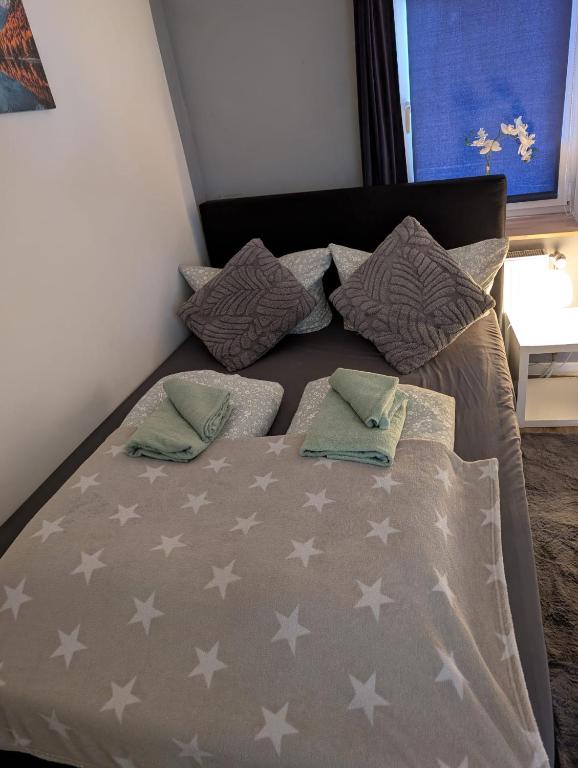 a bed with stars on it in a bedroom at Stadtnah an der Förde 5502 in Flensburg