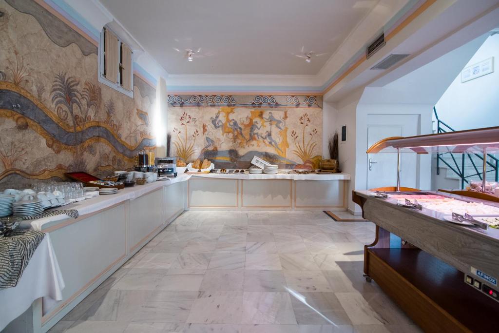 Kuchyň nebo kuchyňský kout v ubytování Antinea Suites Hotel & Spa