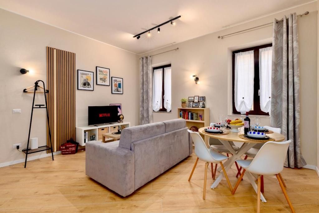 ein Wohnzimmer mit Sofa und Tisch in der Unterkunft Vicolo 6 in Bollate