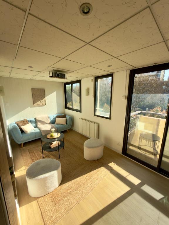 a living room with a couch and a table at Les Marcassins - Cinéma privé - Alpexpo - 5 Chambres in Échirolles