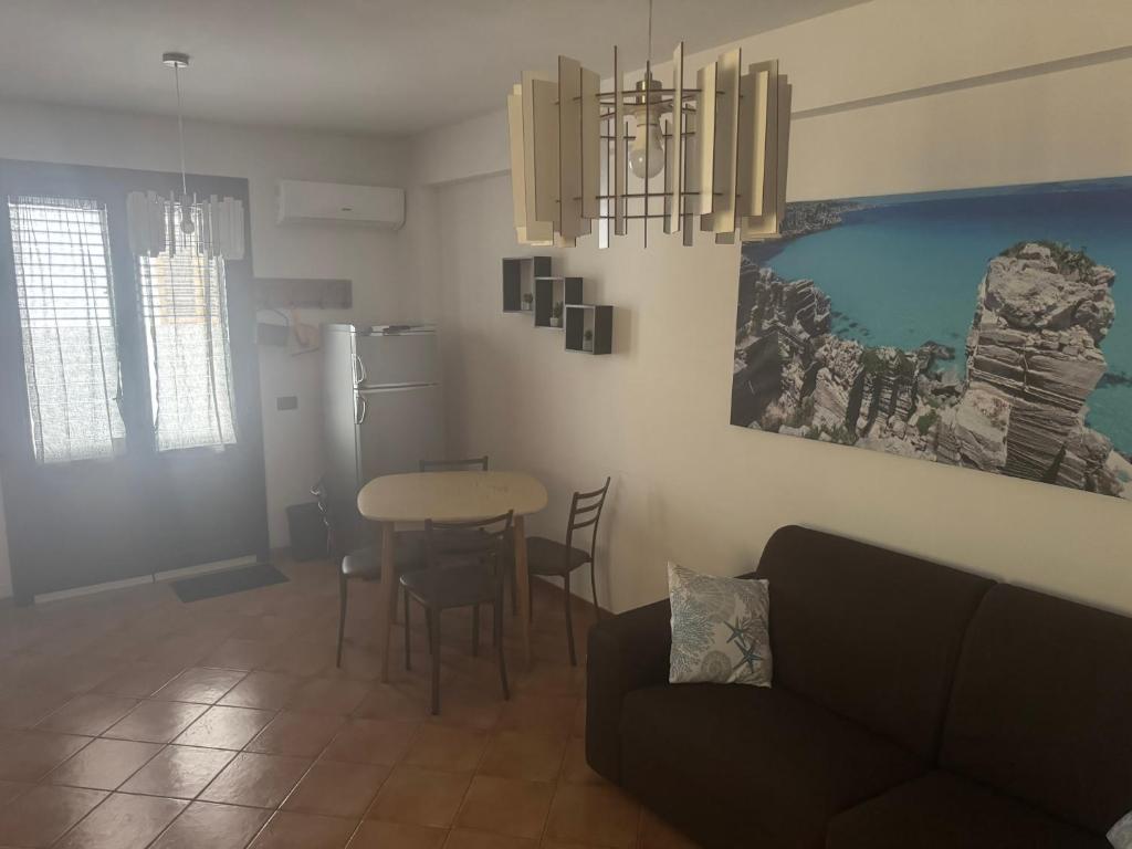 a living room with a couch and a table at Casa indipendente favignana in Favignana