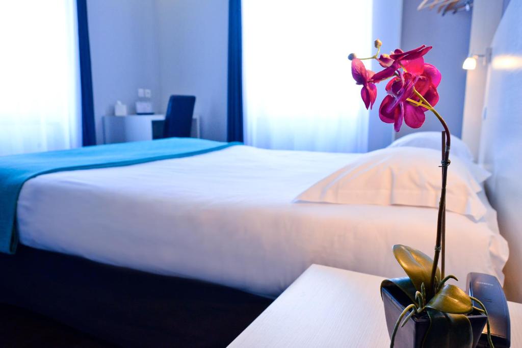 Postel nebo postele na pokoji v ubytování Hotel Le Comty