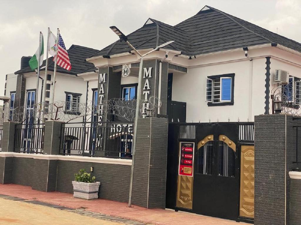 ein Haus mit einem schwarz-weißen in der Unterkunft Mathelm Hotel in Ikorodu