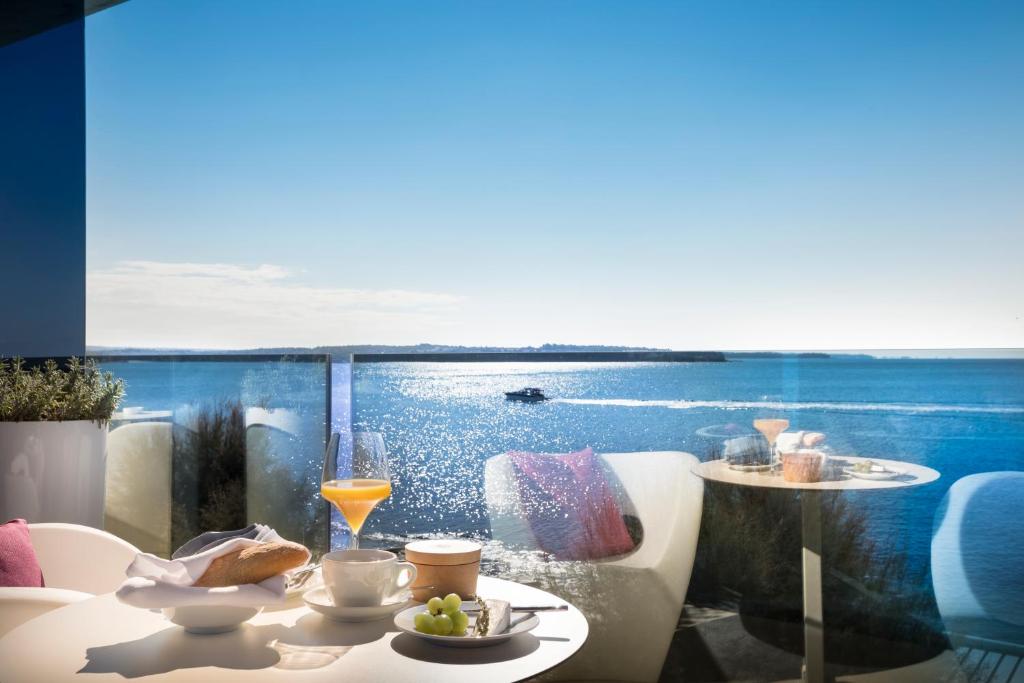 ノヴィグラード・イストラにあるRivalmare Boutique Hotelの海の景色を望むテーブル付きの客室です。