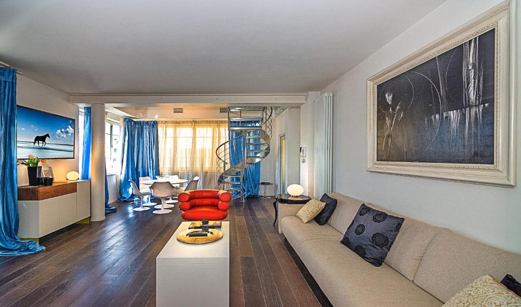 a living room with a couch and a chair at Il Forte di Monic in Forte dei Marmi