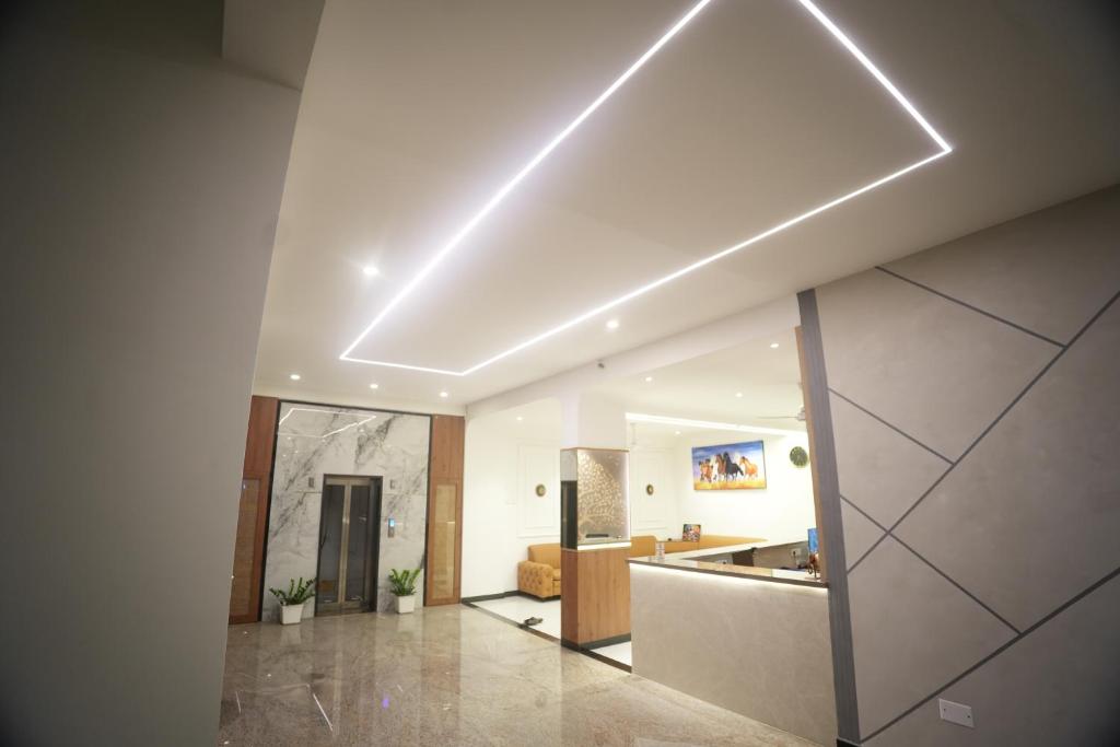 a living room with a ceiling with lights at Manasa Comforts Boarding and Lodging Karkala in Kārkāl