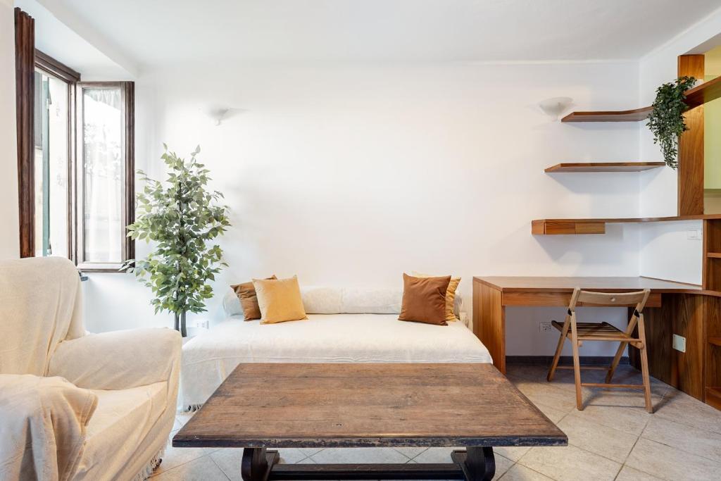 a living room with a couch and a table at Stylish & Colorful Open Space - Sleeps 5 in Manarola