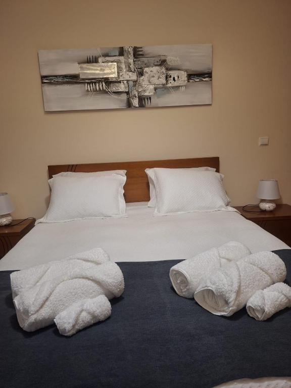 a bedroom with two white towels on a bed at Paradise Valley Ponta do Sol in Ponta do Sol